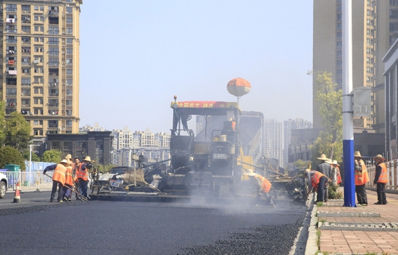 2020年3月20日上午，宜春市高士北路路面改造工程快速推進，施工現(xiàn)場一片繁忙景象